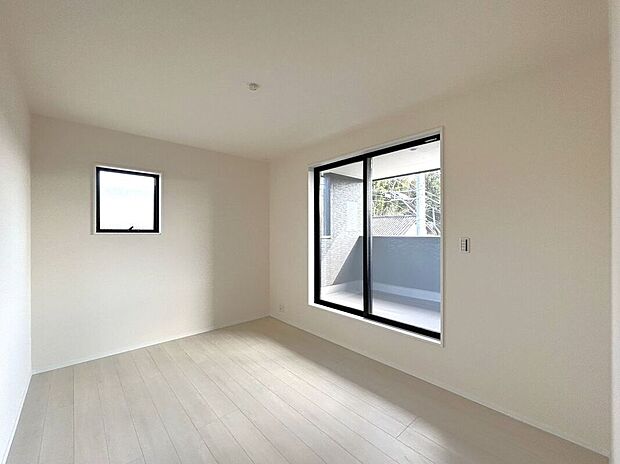 【寝室】☆7帖洋室☆バルコニーに面した明るいお部屋♪WIC完備で主寝室におすすめです♪