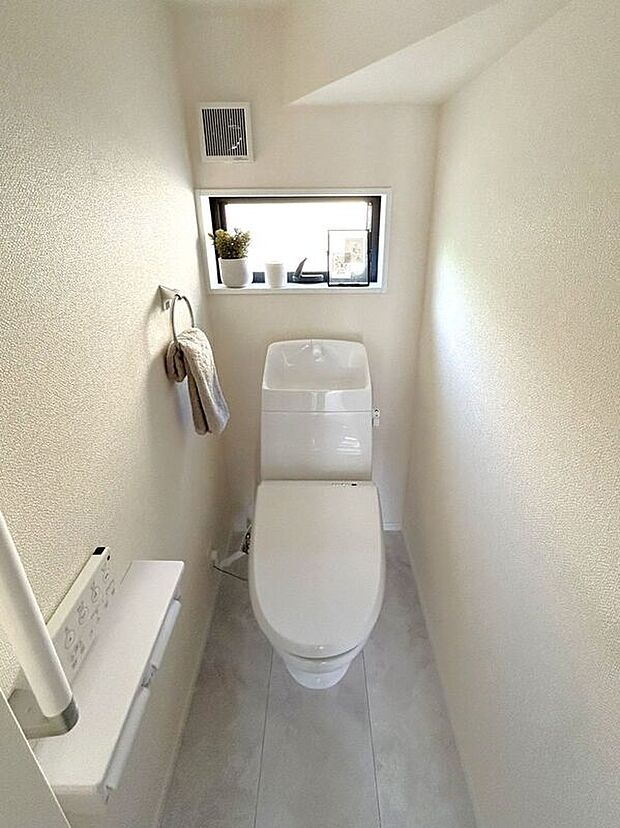 【トイレ】☆トイレ☆忙しい朝も安心の各階設置♪冬場特に重宝する温水便座機能付き♪小窓が付いているので換気もしっかり行えます♪