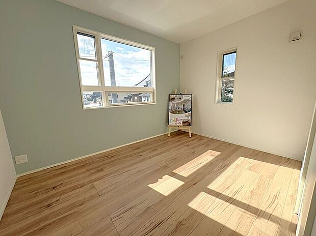 【室内】☆6.5帖洋室☆優しい色のアクセントクロスで柔らかい雰囲気のお部屋♪ベッドや学習机を置いてお子様部屋におすすめです♪