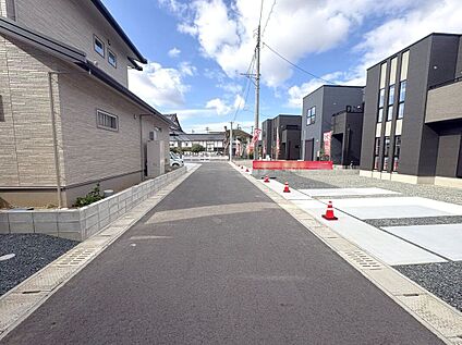 前面道路含む外観