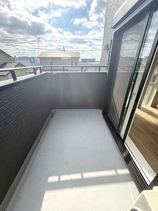 【バルコニー】☆バルコニー☆高さのある腰壁なので外からの視線を防ぎ、プライベートが守られます(^^♪