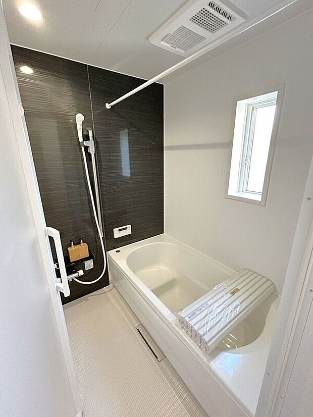 【バス】☆浴室☆1坪タイプのユニットバス♪足を伸ばしてゆったりとご入浴頂けます♪一日の疲れを癒す空間です♪