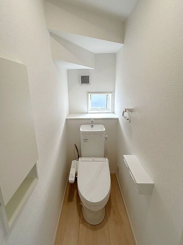 【トイレ】☆トイレ☆忙しい朝も安心の各階設置♪冬場特に重宝する温水便座機能付き♪小窓が付いているので換気もしっかり行えます♪