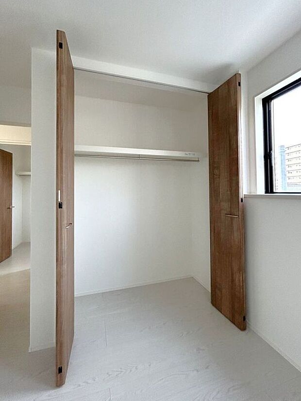 【収納】☆クローゼット（5.4帖洋室）☆棚がついているのでスペースを無駄にすることなくたっぷり収納いただけます♪