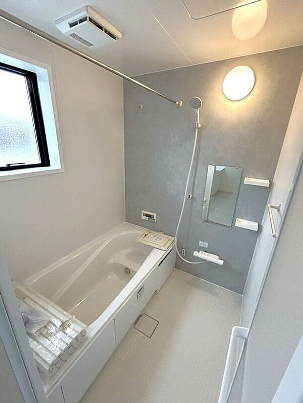 【バス】☆浴室☆1坪タイプのユニットバス♪足を伸ばしてゆったりとご入浴頂けます♪一日の疲れを癒す空間です♪