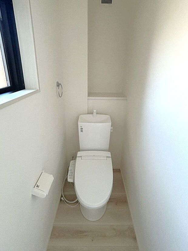 【トイレ】☆トイレ☆忙しい朝も安心の各階設置♪冬場特に重宝する温水便座機能付き♪小窓が付いているので換気もしっかり行えます♪