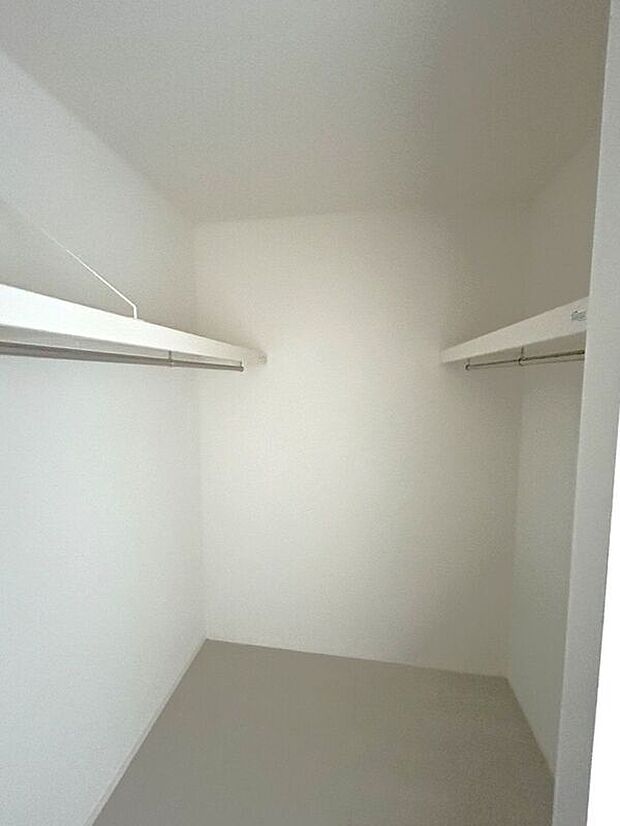 【収納】☆WIC(8帖洋室)☆たっぷり収納いただけるので、毎日のコーディネートが楽しくなります♪