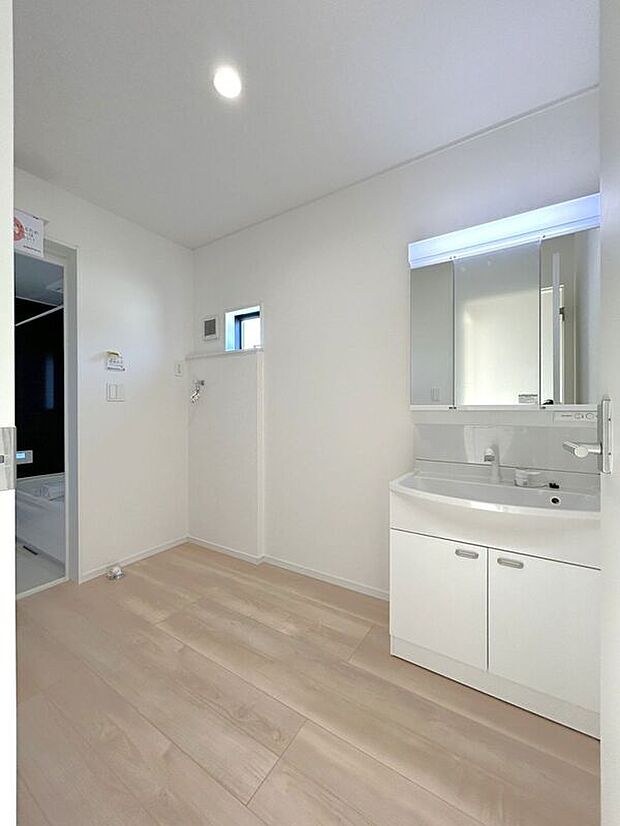 【洗面】☆洗面脱衣室☆ゆとりのある広さの洗面脱衣室♪洗面台は使い勝手の良い三面鏡仕様♪鏡裏にも収納スペースしっかり完備♪