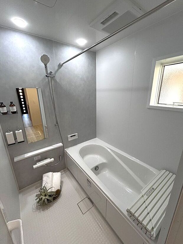 【バス】☆浴室☆1坪タイプのユニットバス♪足を伸ばしてゆったりとご入浴頂けます♪一日の疲れを癒す空間です♪