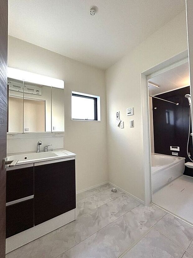 【洗面】☆洗面脱衣室☆ゆとりのある広さの洗面脱衣室♪洗面台は使い勝手の良い三面鏡仕様♪鏡裏にも収納スペースしっかり完備♪