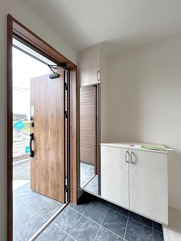 【玄関】☆シューズボックス☆フォトフレームやお花を飾ってお洒落な玄関スペースに♪全身鏡完備でお出かけ前の身だしなみチェックも安心♪