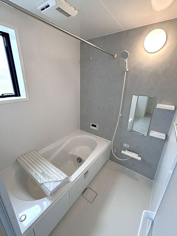 【バス】☆浴室☆1坪タイプのユニットバス♪足を伸ばしてゆったりとご入浴頂けます♪一日の疲れを癒す空間です♪