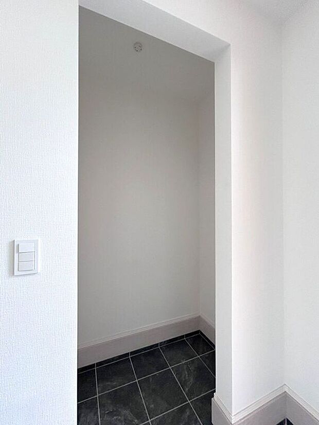 【玄関】☆SIC☆日常使いの靴以外にも外出時や玄関周りで使用するものをまとめて収納可能♪玄関スペースを広々お使い頂けます♪