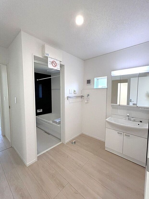 【洗面】☆洗面脱衣室☆ゆとりのある広さの洗面脱衣室♪洗面台は使い勝手の良い三面鏡仕様♪鏡裏にも収納スペースしっかり完備♪