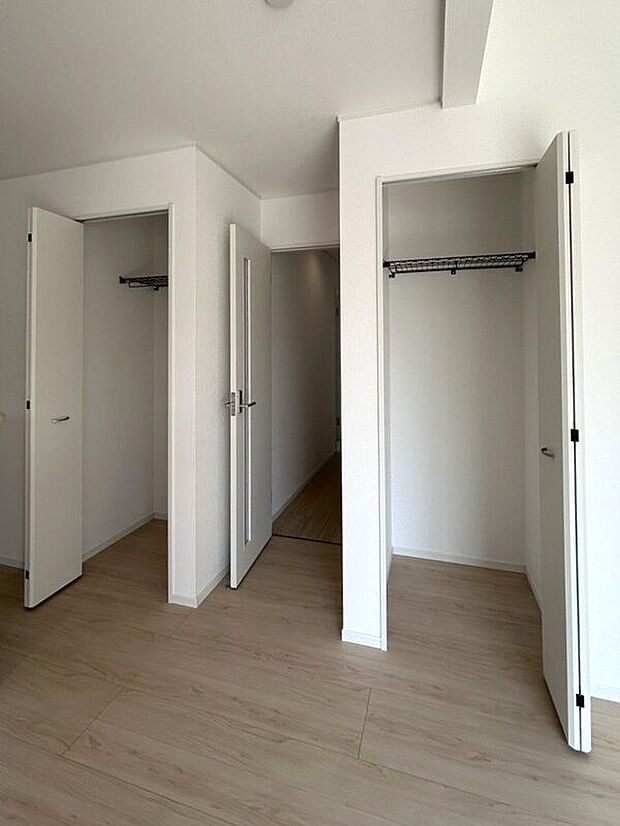 【収納】☆収納☆リビングに備えられた2つに分かれたクローゼット♪