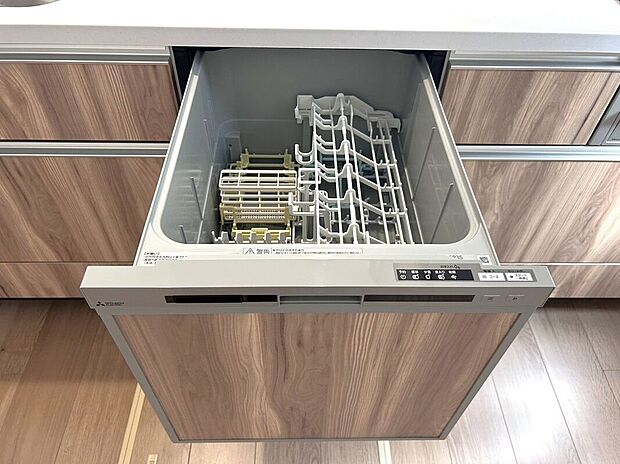 【その他設備】☆食器洗浄乾燥機☆日々の家事タイムを助ける強い味方♪機能性だけでなくお洒落なデザインも魅力です♪食事後の時間をお子様や旦那様とのゆとり時間に♪
