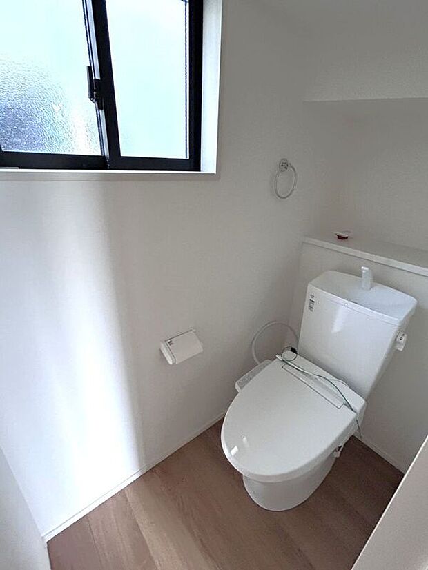 【トイレ】☆トイレ☆忙しい朝も安心の各階設置♪冬場特に重宝する温水便座機能付き♪小窓が付いているので換気もしっかり行えます♪