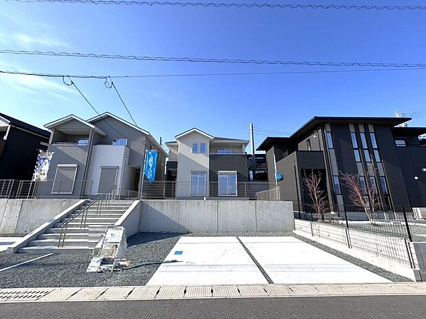 【駐車場】☆駐車スペース☆駐車2台可能。前面道路も広く、お車の出し入れもスムーズです♪