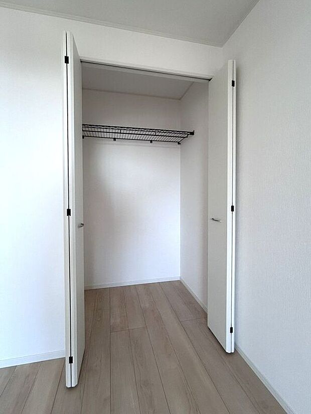 【収納】☆クローゼット(6帖洋室)☆容量大きめなので、お部屋がすっきり片付きます♪