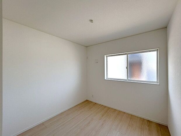 【洋室】☆5帖洋室☆シンプルで使いやすいお部屋♪家具の配置もしやすい間取りです♪