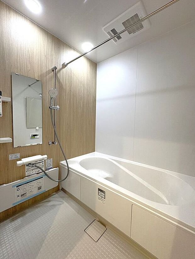 【バス】☆浴室☆1坪タイプのユニットバス♪足を伸ばしてゆったりとご入浴頂けます♪一日の疲れを癒す空間です♪