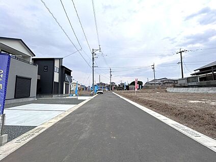 前面道路含む外観