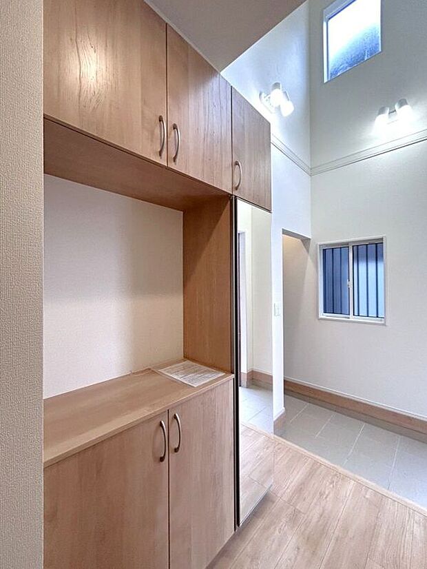 【玄関】☆玄関スペース☆明るく迎えてくれる玄関スペース。来客を気持ちよく迎えられます♪