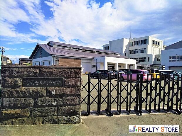 合志市立西合志南中学校(約1,000m)