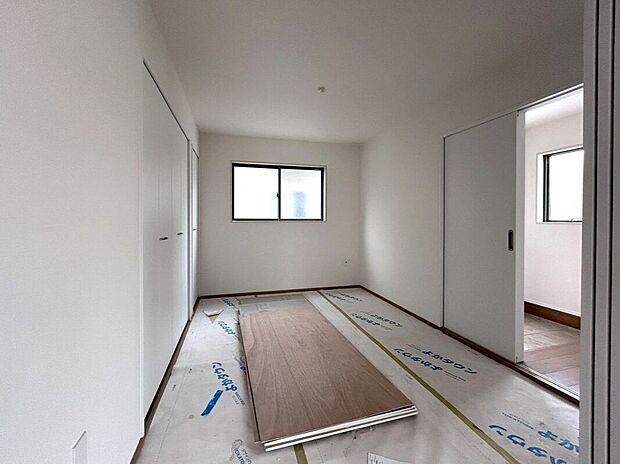 【室内】☆和室☆リビングからホールからと出入り可能な和室♪急な来客時も焦らず対応できます♪(畳は後日入ります)