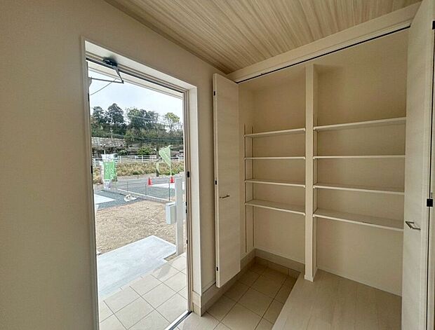 【玄関】☆シューズボックス☆高さ調節のできる便利な可動棚付き♪散らかりがちな玄関もスッキリ片付きます♪