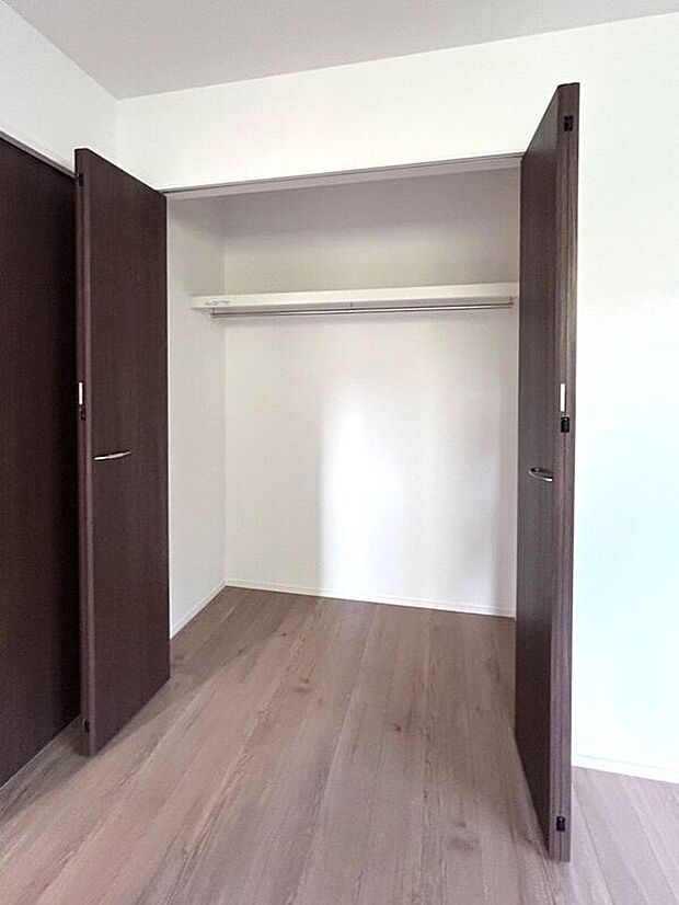 【収納】☆クローゼット(8.0帖洋室)☆容量大きめなので、お部屋がすっきり片付きます♪