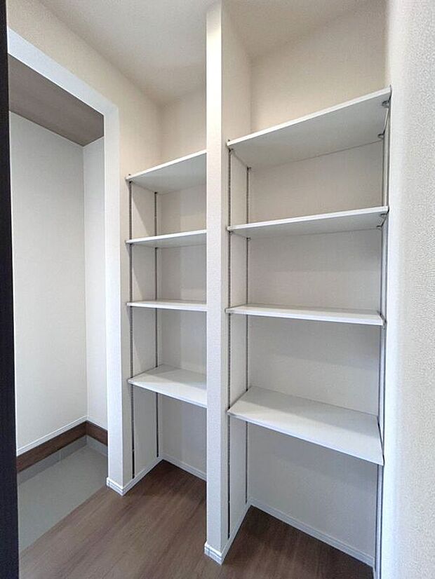 【玄関】☆シューズボックス☆高さ調節のできる便利な可動棚付き♪散らかりがちな玄関もスッキリ片付きます♪