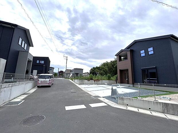 【前面道路含む外観】☆1号棟側・前面道路☆