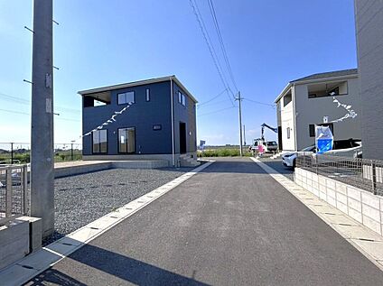 前面道路含む外観