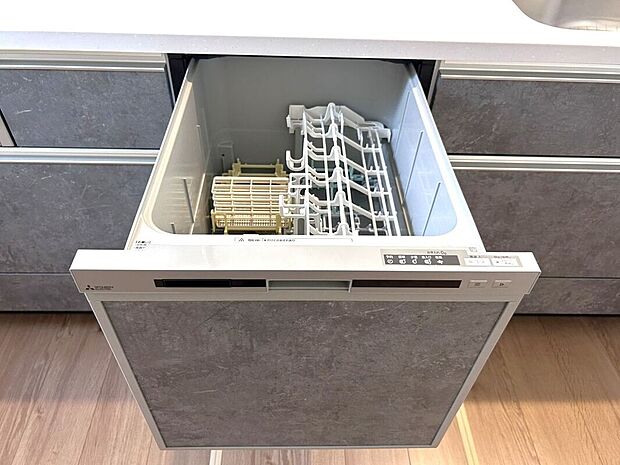 【その他設備】☆食器洗浄乾燥機☆日々の家事タイムを助ける強い味方♪機能性だけでなくお洒落なデザインも魅力です♪食事後の時間をお子様や旦那様とのゆとり時間に♪