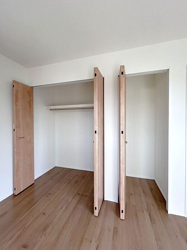 【収納】☆クローゼット（6帖洋室）☆2つに分かれているのでお洋服とお荷物を分けて収納できます♪
