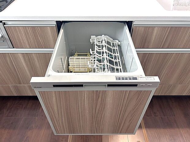 【その他設備】☆食器洗浄乾燥機☆日々の家事タイムを助ける強い味方♪機能性だけでなくお洒落なデザインも魅力です♪食事後の時間をお子様や旦那様とのゆとり時間に♪