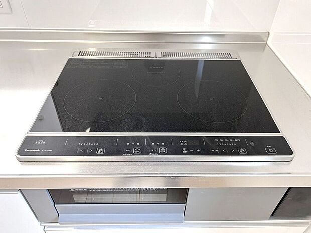 【その他設備】☆IHクッキングヒーター☆吹きこぼれのお掃除もお手入れも簡単♪綺麗なキッチンを保てるIHクッキングヒーター♪火を使わないので火事の心配も減ります♪