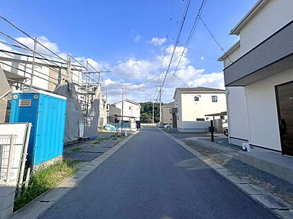 前面道路含む外観