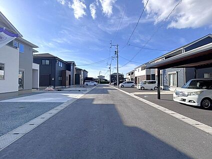 前面道路含む外観
