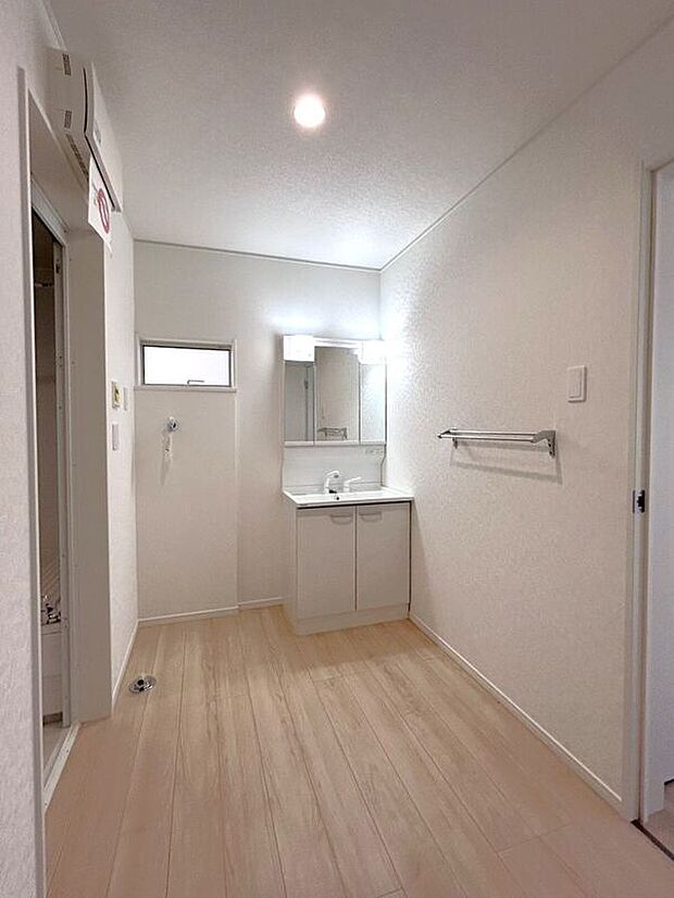 【洗面】☆洗面脱衣室☆ゆとりのある広さの洗面脱衣室♪洗面台は使い勝手の良い三面鏡仕様♪鏡裏にも収納スペースしっかり完備♪