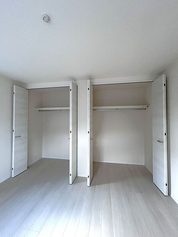 【収納】☆クローゼット(7帖洋室)☆2つに分かれているのでお洋服とお荷物を分けて収納できます♪
