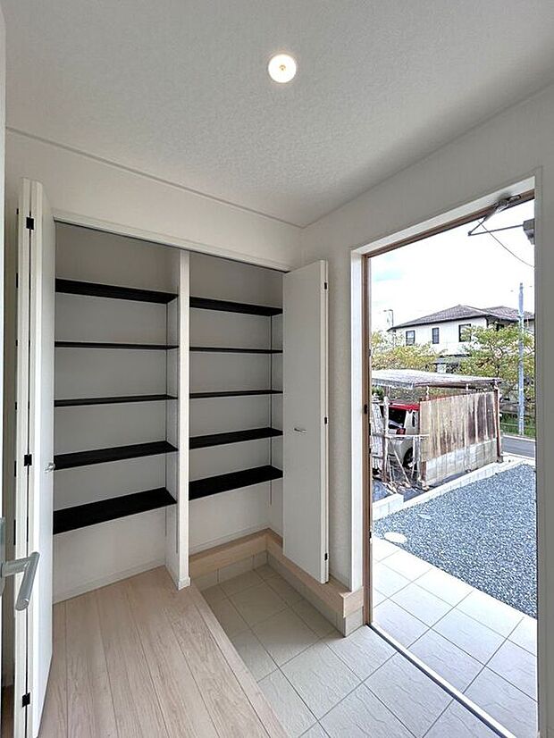 【玄関】☆シューズボックス☆高さ調節のできる便利な可動棚付き♪散らかりがちな玄関もスッキリ片付きます♪