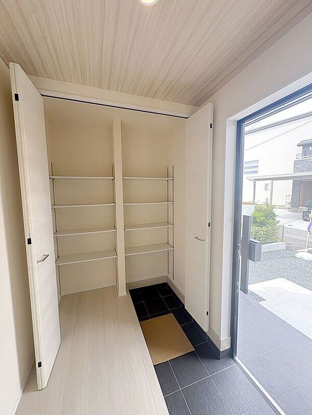 【玄関】☆シューズボックス☆高さ調節のできる便利な可動棚付き♪散らかりがちな玄関もスッキリ片付きます♪