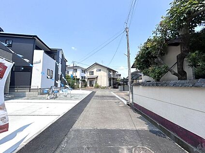 前面道路含む外観