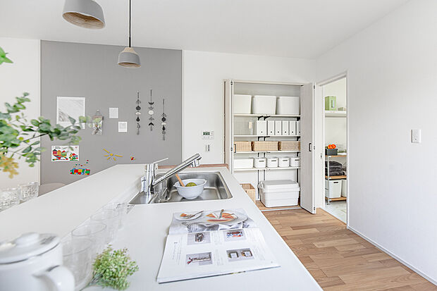 まとめ買い派のご家庭に嬉しい大容量パントリー。非常食や調味料もしっかり収納でき、買い物の負担も軽減!/7号地