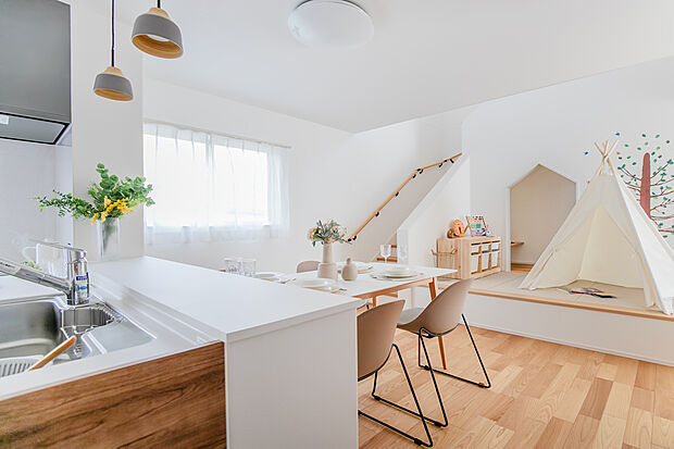 【LDK】「すくすくヌック」で、親子のふれあい時間を大切に。吹き抜けから光が降り注ぐ、心地よい秘密基地空間が子育てファミリーに嬉しい♪/7号地