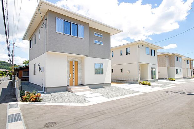 【前面道路含む外観写真】左から1号地・2号地・3号地