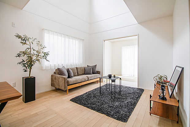 【11号地(LDK)】リビング上部が吹き抜けとなっており、自然と家族のコミュニケーションが生まれる間取り。/11号地