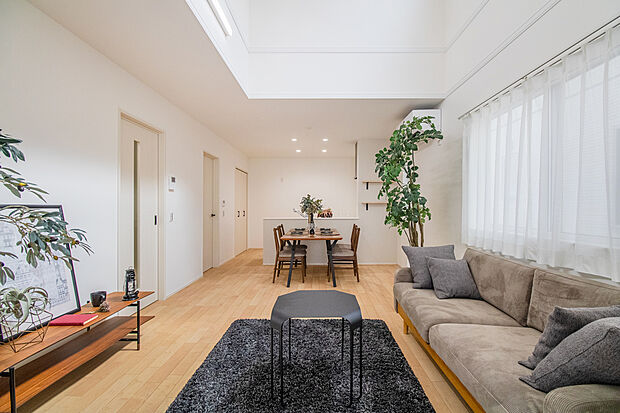 【11号地(LDK)】家族がつながる家。17.96帖のLDKには和室が隣接しており、扉を開けて使えばさらに広々過ごせます♪/11号地